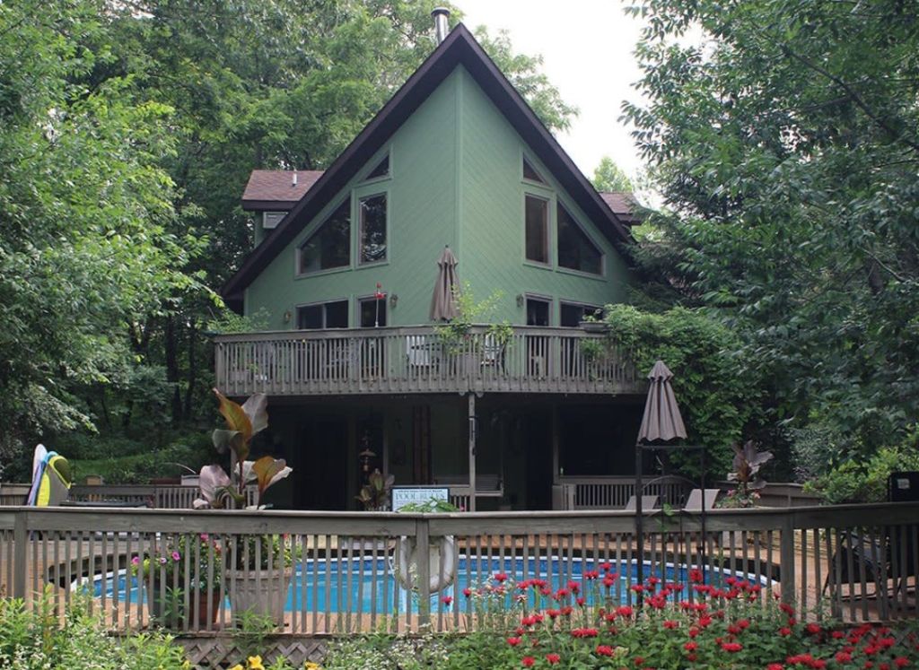 Spring House Inn - A Woodsy Retreat 2