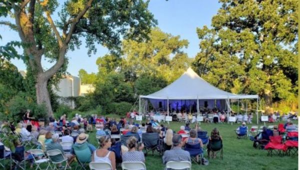 Groovin in the Wellfield Botanic Gardens